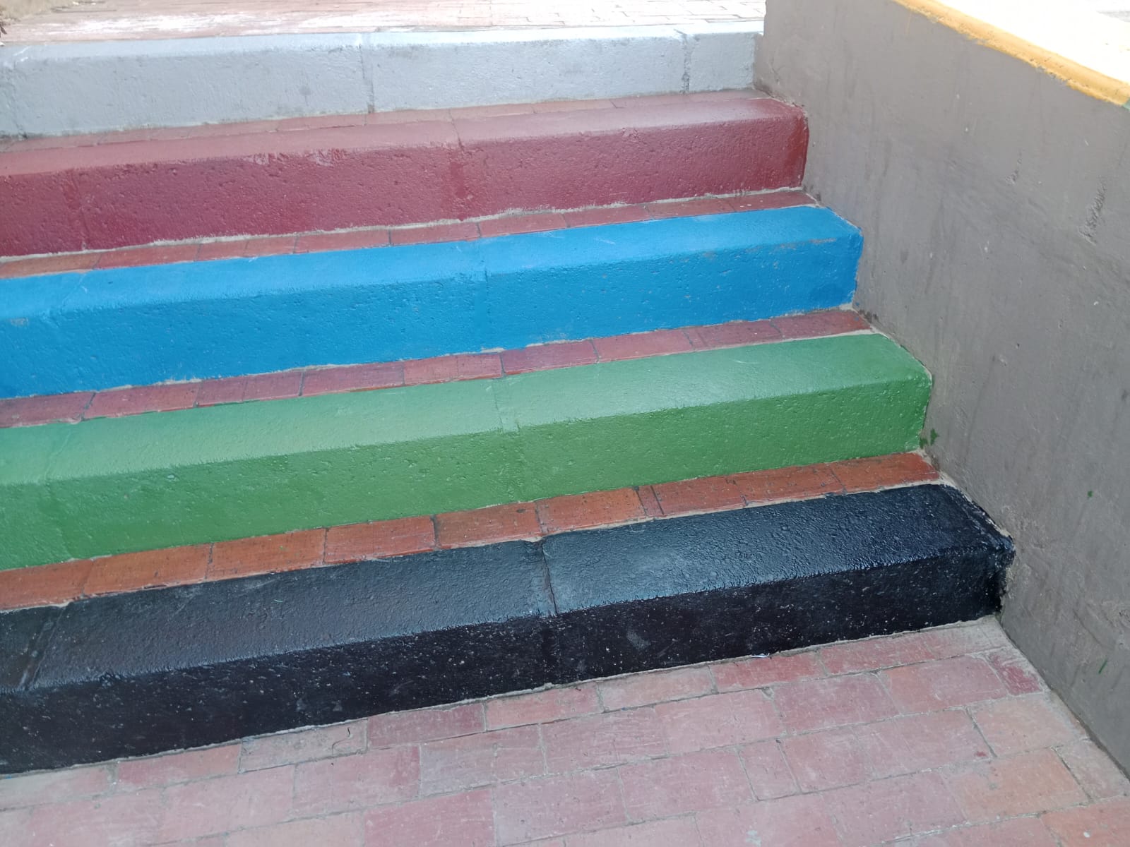 Escaleras impermeabilizadas y pintadas con Imperlluvia, vista en ángulo mostrando el acabado terminado